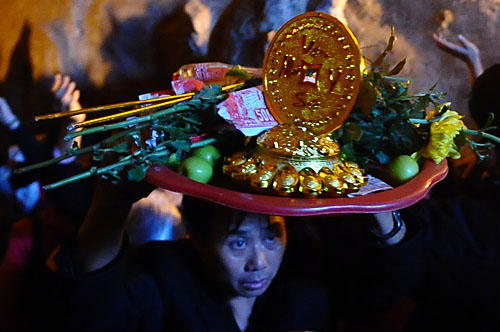 Ch&ugrave;a Hương tắc nghẽn ng&agrave;y khai hội 9