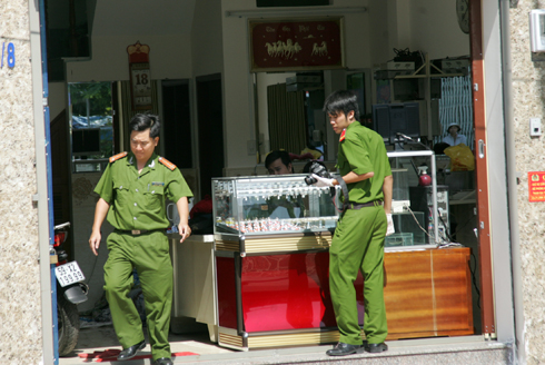 Đột nhập phòng ngủ, truy sát vợ chồng chủ tiệm vàng 3