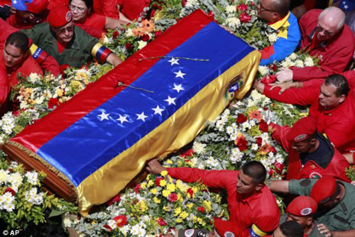 Biển người diễu hành theo linh cữu Tổng thống Chavez 1