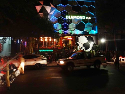 Hàng trăm cảnh sát kiểm tra vũ trường Diamond 2