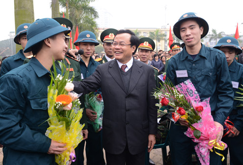 Con g&aacute;i h&ocirc;n tạm biệt cha đi bộ đội 5