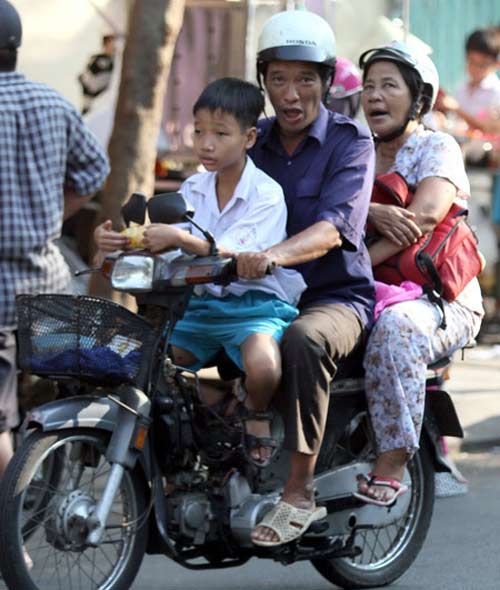 Chở trẻ đi xe m&aacute;y phải k&egrave;m giấy khai sinh 3
