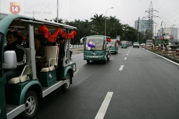 Độc đáo lễ ăn hỏi bằng xe điện tại Hà Nội 5