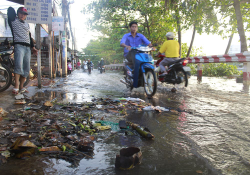 Triều cường đạt đỉnh, người Sài Gòn bì bõm lội nước đi làm 13 Triều cường đạt đỉnh, người Sài Gòn bì bõm lội nước đi làm 13