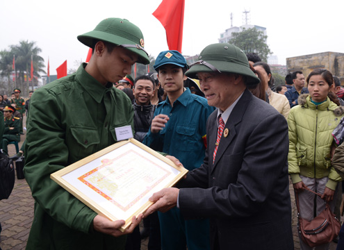 Con g&aacute;i h&ocirc;n tạm biệt cha đi bộ đội 7