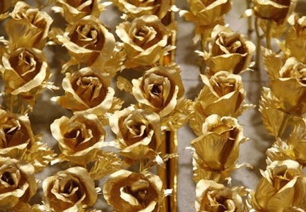 Săn hoa hồng dát vàng tặng Valentine 1
