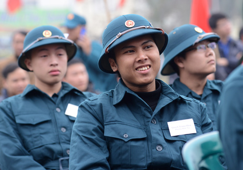 Con g&aacute;i h&ocirc;n tạm biệt cha đi bộ đội 3