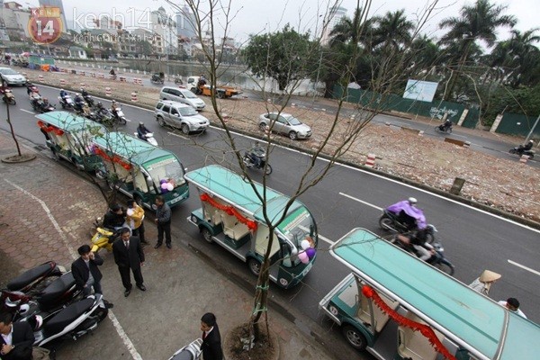 Độc đáo lễ ăn hỏi bằng xe điện tại Hà Nội 7