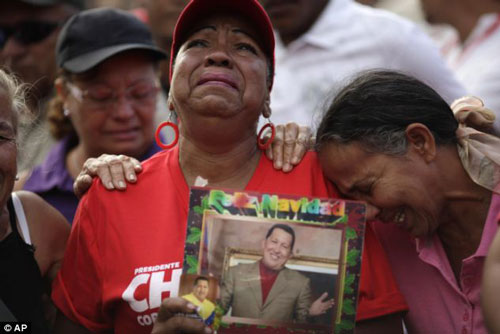 Biển người diễu hành theo linh cữu Tổng thống Chavez 9