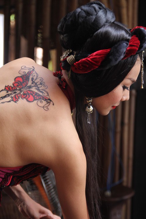 Thanh Hằng bị dị ứng khi xăm h&igrave;nh bướm 2