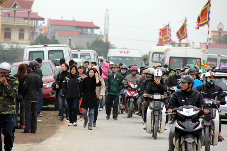 Sư giả, ăn xin “bủa vây” Phủ Dầy 3