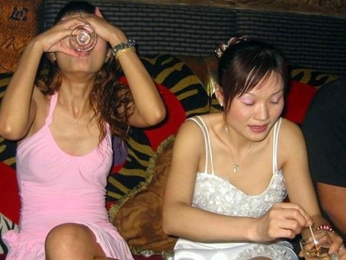 Uống rượu tại ph&ograve;ng karaoke c&oacute; thể bị phạt 3 triệu đồng 1