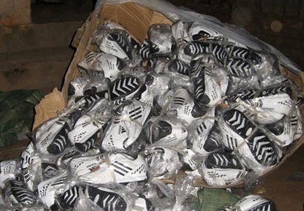 Bắt trên 1.000 đôi giầy nghi làm giả Adidas và Nike nhập lậu 4