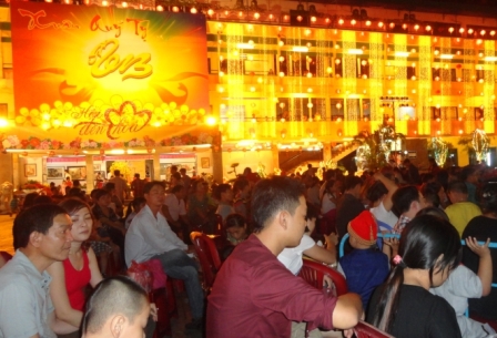 Người Sài Gòn rộn ràng với Hội đèn hoa Xuân 4