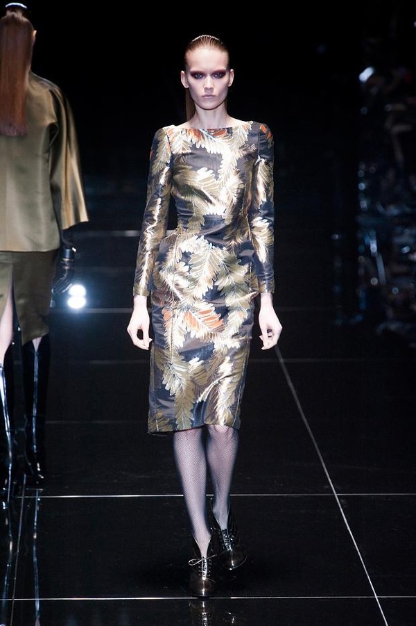 Prada, Gucci, Versace "ra quân" ấn tượng tại MFW 17