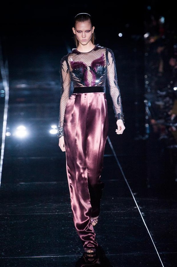 Prada, Gucci, Versace "ra quân" ấn tượng tại MFW 22