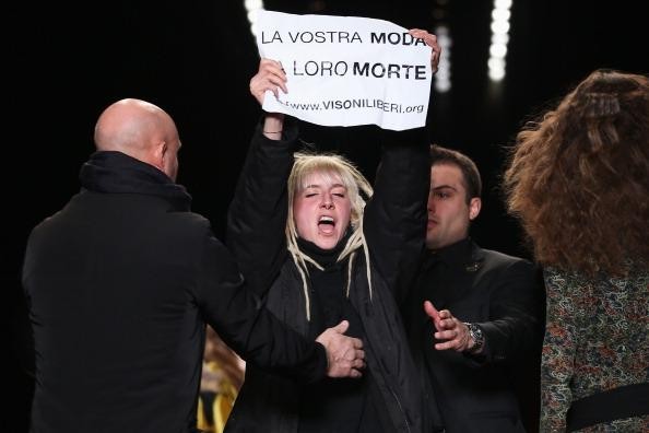 Sàn diễn Milan Fashion Week bị tấn công bởi người biểu tình 1