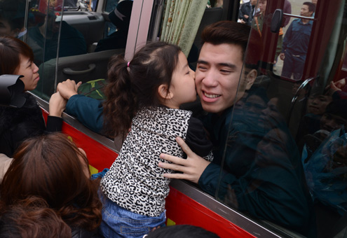 Con g&aacute;i h&ocirc;n tạm biệt cha đi bộ đội 10