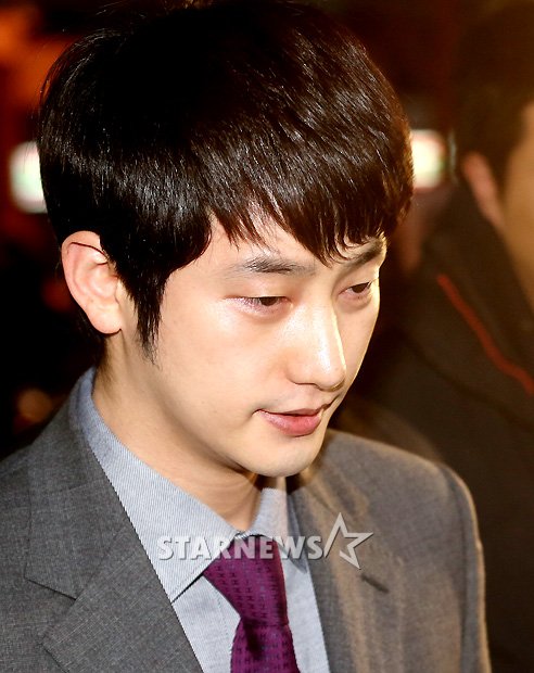 Park Shi Hoo rớm nước mắt cúi đầu xin lỗi 6