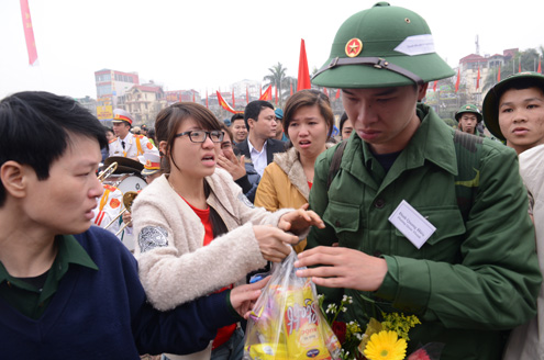 Con g&aacute;i h&ocirc;n tạm biệt cha đi bộ đội 9