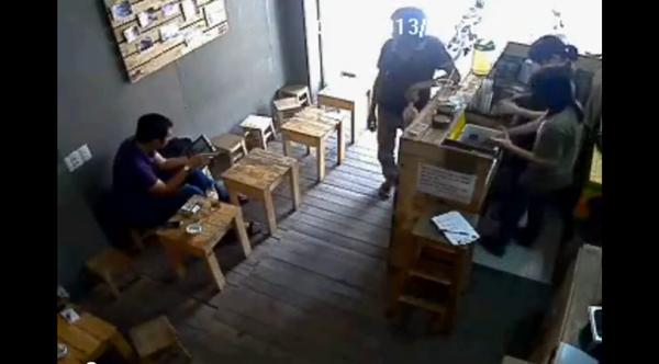 Cư dân mạng shock vì clip cướp Ipad trong quán café ở Sài Gòn 2