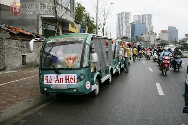 Độc đáo lễ ăn hỏi bằng xe điện tại Hà Nội 10