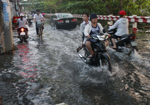 Triều cường đạt đỉnh, người Sài Gòn bì bõm lội nước đi làm 2 Triều cường đạt đỉnh, người Sài Gòn bì bõm lội nước đi làm 2