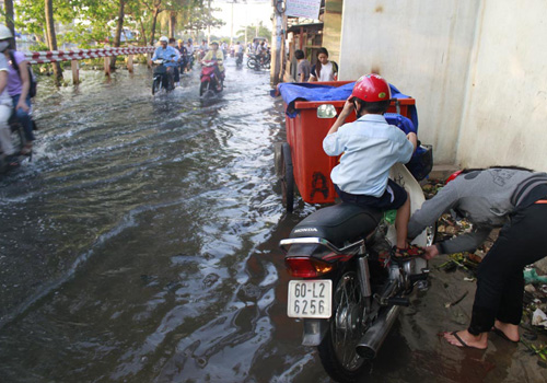 Triều cường đạt đỉnh, người Sài Gòn bì bõm lội nước đi làm 10 Triều cường đạt đỉnh, người Sài Gòn bì bõm lội nước đi làm 10