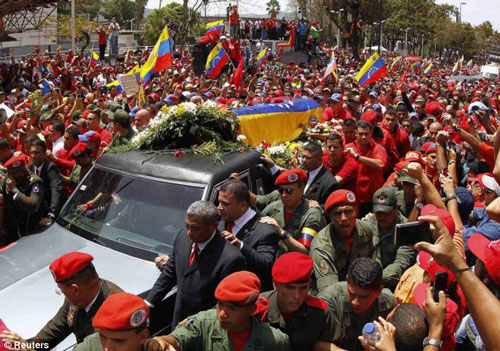 Biển người diễu hành theo linh cữu Tổng thống Chavez 4