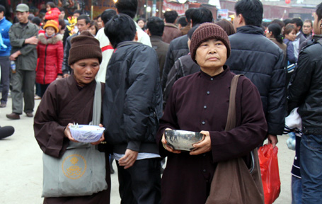 Sư giả, ăn xin “bủa vây” Phủ Dầy 10