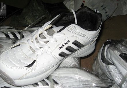 Bắt trên 1.000 đôi giầy nghi làm giả Adidas và Nike nhập lậu 3 Bắt trên 1.000 đôi giầy nghi làm giả Adidas và Nike nhập lậu 3