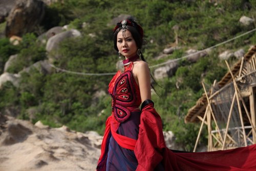 "Chân dài" Thanh Hằng bị dị ứng khi xăm hình bướm 1 "Chân dài" Thanh Hằng bị dị ứng khi xăm hình bướm 1