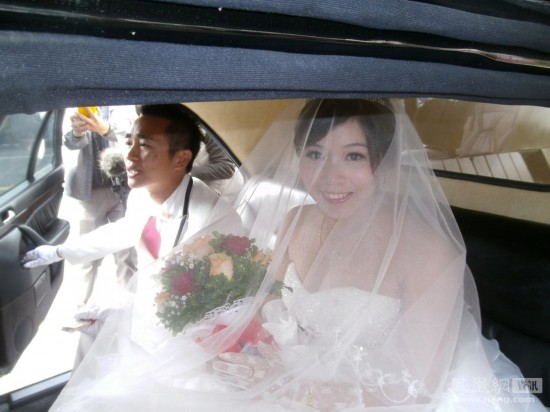 Cận cảnh đám cưới rước dâu bằng... xe tang 1