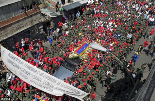 Biển người diễu hành theo linh cữu Tổng thống Chavez 2