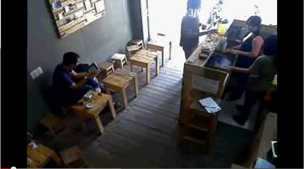 Cư dân mạng shock vì clip cướp Ipad trong quán café ở Sài Gòn 1