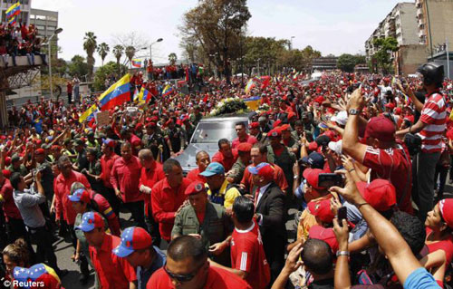 Biển người diễu hành theo linh cữu Tổng thống Chavez 7