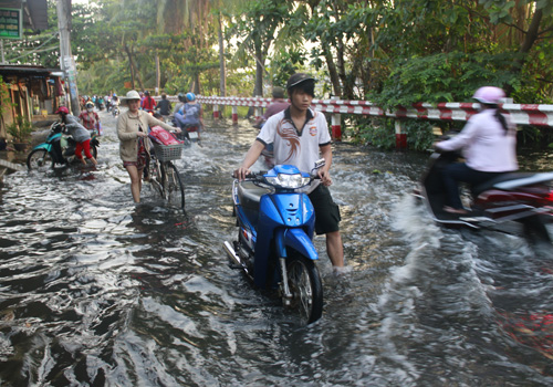 Triều cường đạt đỉnh, người Sài Gòn bì bõm lội nước đi làm 9 Triều cường đạt đỉnh, người Sài Gòn bì bõm lội nước đi làm 9