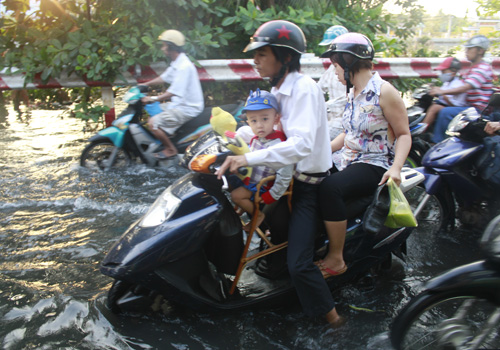 Triều cường đạt đỉnh, người Sài Gòn bì bõm lội nước đi làm 4 Triều cường đạt đỉnh, người Sài Gòn bì bõm lội nước đi làm 4