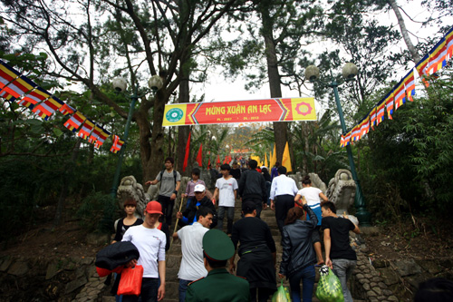 Hàng vạn người hành hương trong làn sương mù Yên Tử 2