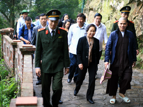 Hàng vạn người hành hương trong làn sương mù Yên Tử 9