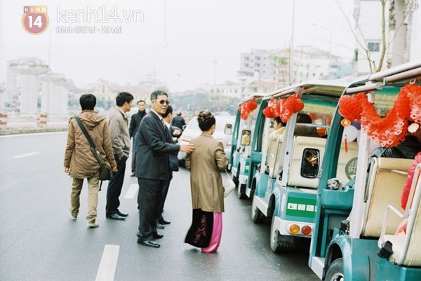 Độc đáo lễ ăn hỏi bằng xe điện tại Hà Nội 4