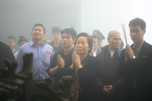 Hàng vạn người hành hương trong làn sương mù Yên Tử 10