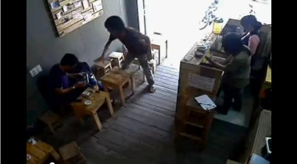 Cư dân mạng shock vì clip cướp Ipad trong quán café ở Sài Gòn 4