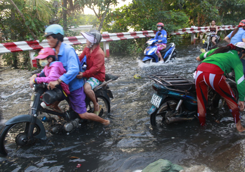 Triều cường đạt đỉnh, người Sài Gòn bì bõm lội nước đi làm 7 Triều cường đạt đỉnh, người Sài Gòn bì bõm lội nước đi làm 7
