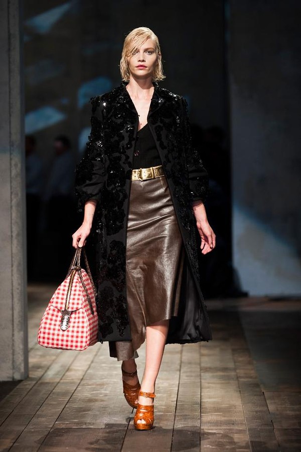 Prada, Gucci, Versace "ra quân" ấn tượng tại MFW 11