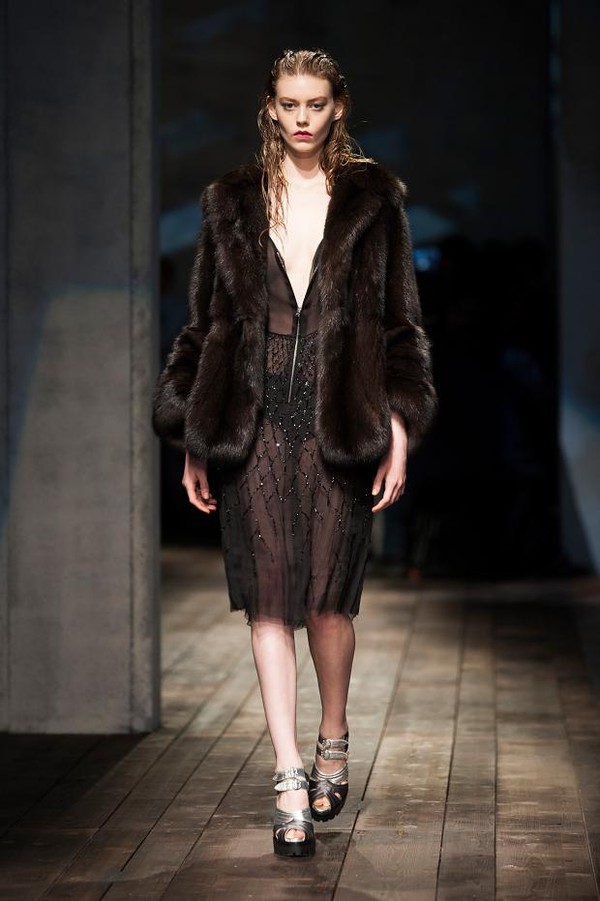 Prada, Gucci, Versace "ra quân" ấn tượng tại MFW 12