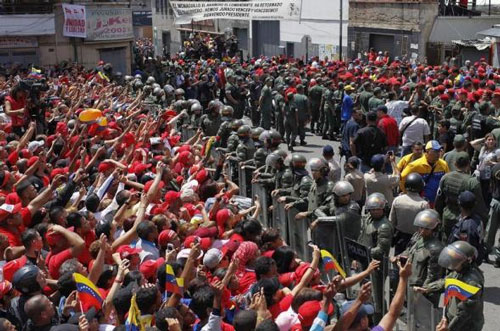 Biển người diễu hành theo linh cữu Tổng thống Chavez 12