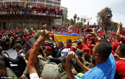 Biển người diễu hành theo linh cữu Tổng thống Chavez 5