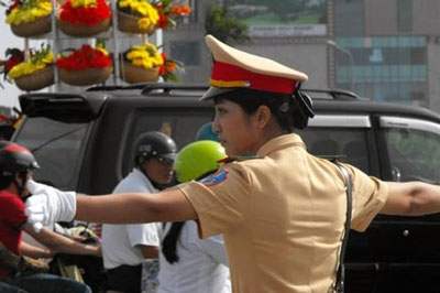 Nữ cảnh sát giao thông ở Hà Nội bị sàm sỡ 1