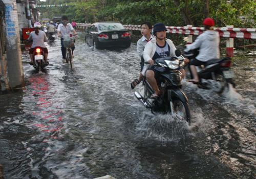 Triều cường đạt đỉnh, người Sài Gòn bì bõm lội nước đi làm 2